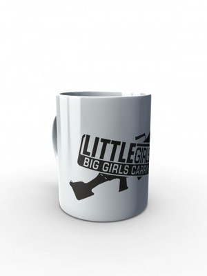 Bílý hrnek LITTLE GIRLS CRY BIG GIRLS CARRY GUNS M249