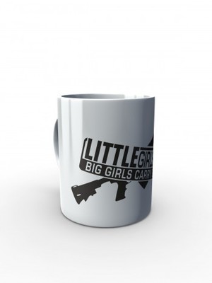Bílý hrnek LITTLE GIRLS CRY BIG GIRLS CARRY GUNS M4