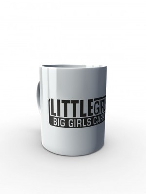 Bílý hrnek LITTLE GIRLS CRY BIG GIRLS CARRY GUNS