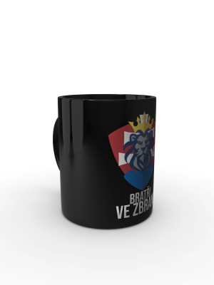 Černý hrnek Bratři ve zbrani (merch Tankista)