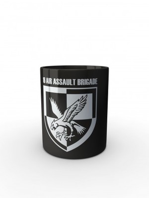 Černý hrnek 16 AIR ASSAULT BRIGADE