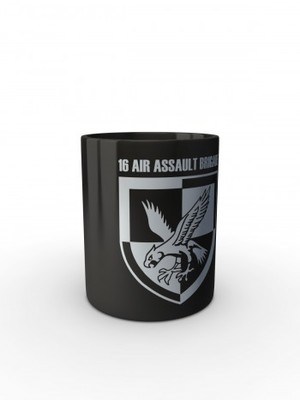 Černý hrnek 16 AIR ASSAULT BRIGADE