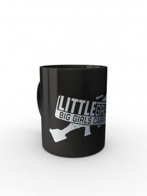 Černý hrnek LITTLE GIRLS CRY BIG GIRLS CARRY GUNS M249