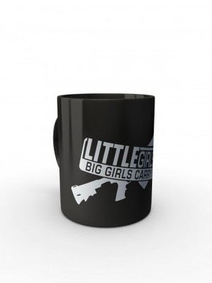 Černý hrnek LITTLE GIRLS CRY BIG GIRLS CARRY GUNS M4