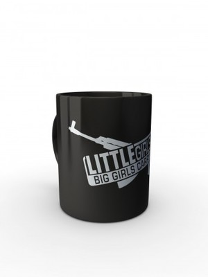 Černý hrnek LITTLE GIRLS CRY BIG GIRLS CARRY GUNS SA58