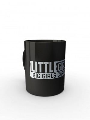 Černý hrnek LITTLE GIRLS CRY BIG GIRLS CARRY GUNS
