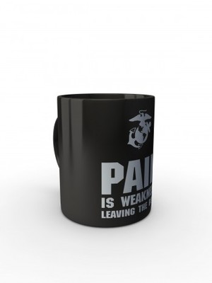 Černý hrnek USMC PAIN IS WEAKNESS LEAVING THE BODY